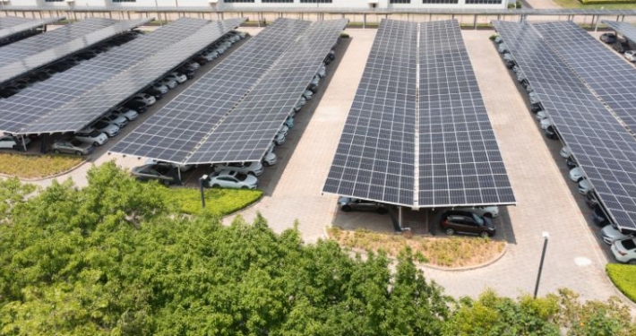 Les avantages des ombrières photovoltaïques pour les parkings professionnels